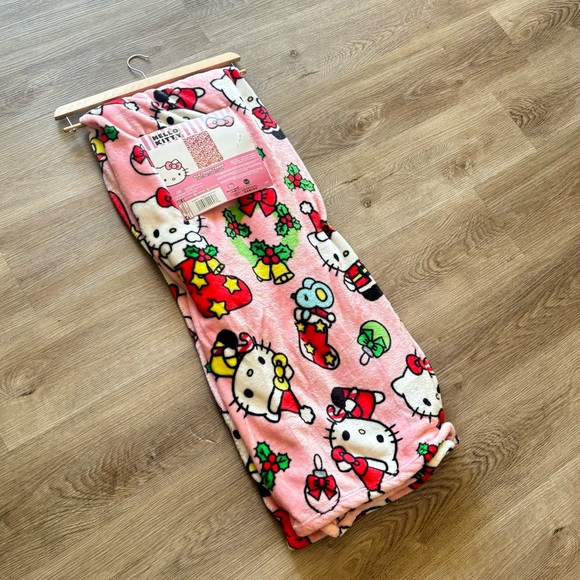 NWT Hello Kitty Pink Christmas Blankey Throw - Picture 4 of 5
